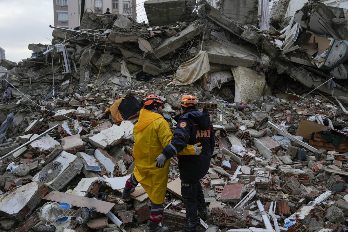 Türkiye depreminden ölenlerin sayısı 50.000’e yükseldi;  Artçı sarsıntılar devam ediyor